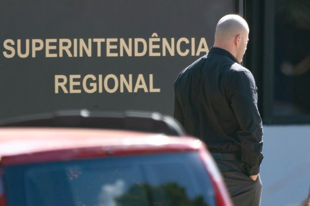 Daniel Silveira chega à PF para colocar tornozeleira eletrônica após determinzação do ministro do STF Alexandre de Moraes. Ele está de costas frente a fachada do prédio - Metrópoles