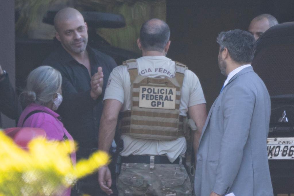 Daniel Silveira sai da PF após colocar tornozeleira eletrônica por determinzação do ministro do STF Alexandre de Moraes. Ele conversa com agentes da corporação - Metrópoles