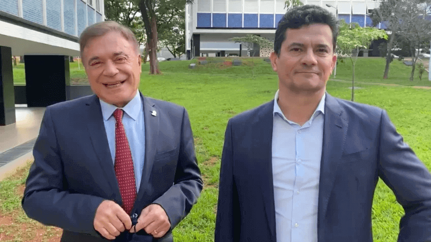 O ex-juiz Sérgio Moro ao lado do senador Álvaro Dias, ambos até então do Podemos, posam para foto próximo à residências oficiais dos senadores na Asa Norte. O senador sorri - Metrópoles