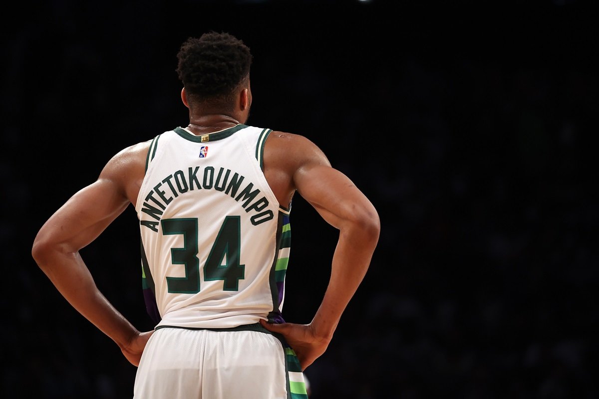 NBA: imagem mostra auxiliar do Indiana pegando bola histórica de Giannis  com árbitro, nba