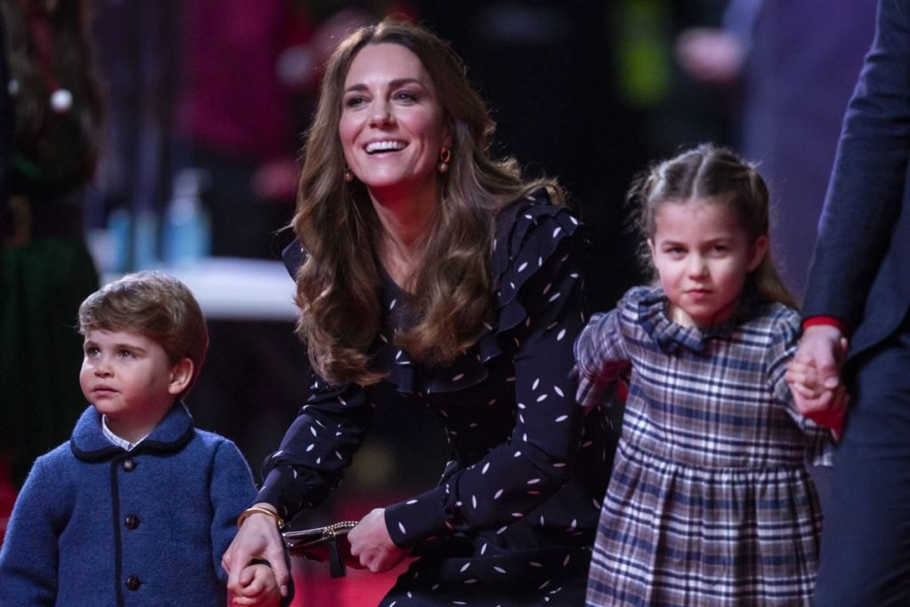 Foto colorida. Príncipe Louis, Kate Middleton e princesa Charlotte
