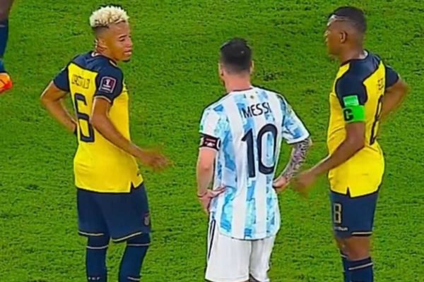 Equatoriano recebe camisa de Messi