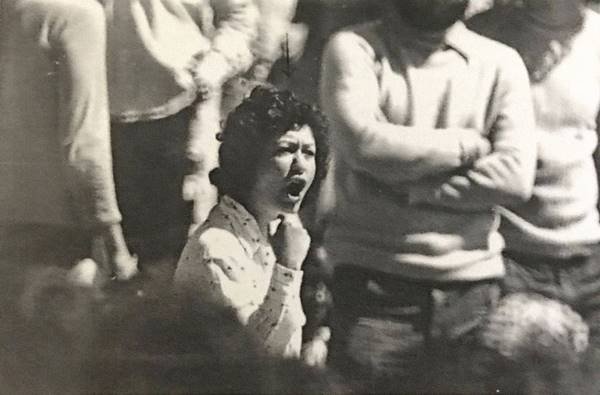 Fotografia em preto e branco de mulher discursando