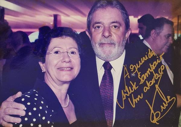 Fotografia colorida de uma mulher e um homem lado a lado