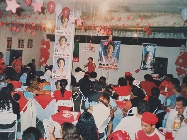 Fotografia colorida de encontro político
