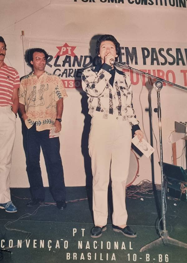 Fotografia colorida de encontro político