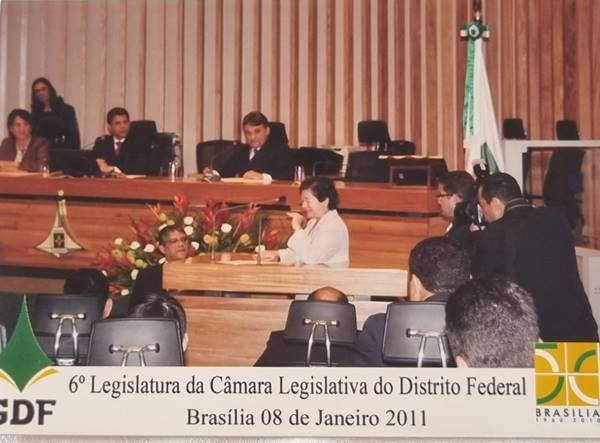 Fotografia colorida em plenário com deputados