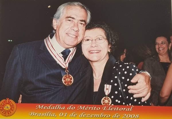 Fotografia colorida de homem abraçando mulher