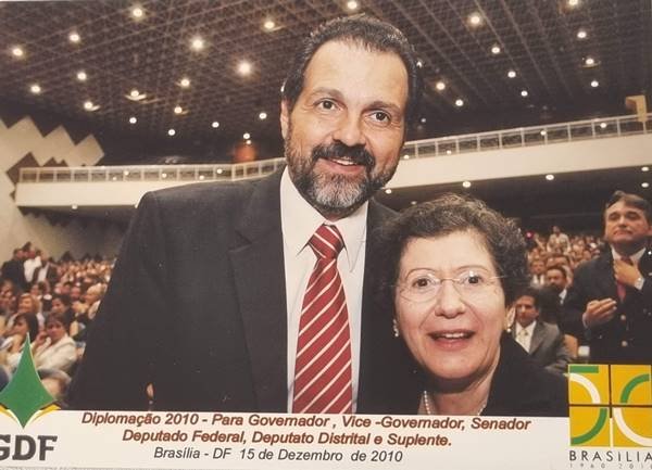 Fotografia colorida de homem abraçando mulher