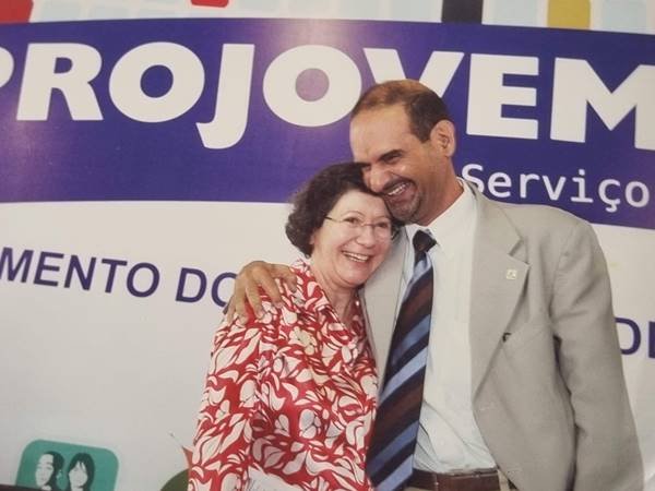 Fotografia colorida de mulher abraçada com homem
