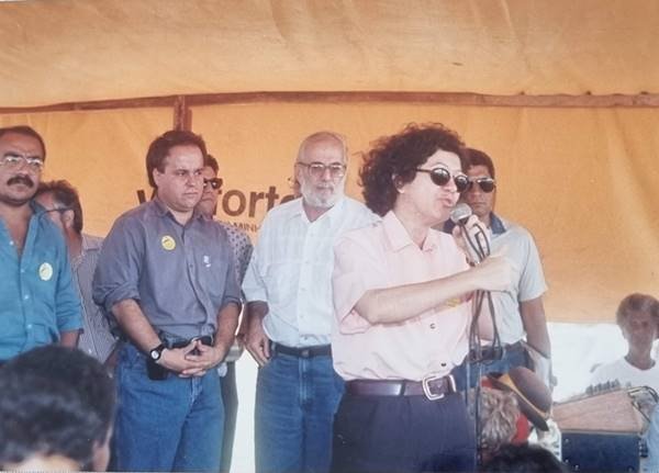 Fotografia colorida de mulher discursando
