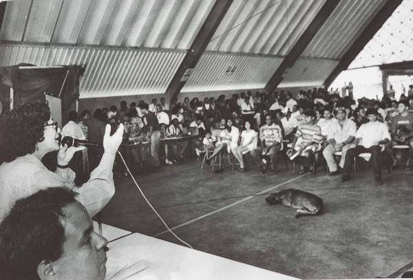 Fotografia preto e branco de mulher discursando