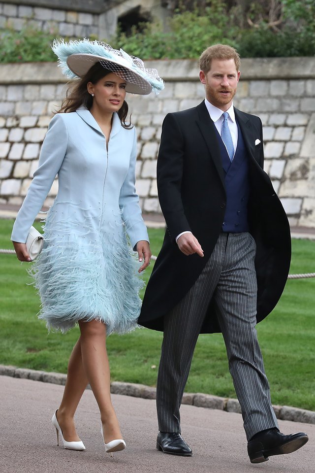 Foto colorida. Sophie Winkleman e príncipe Harry andando juntos lado a lado