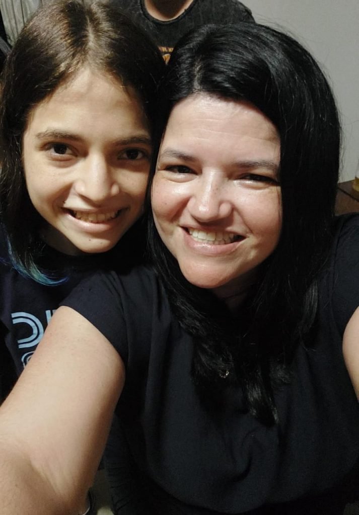 Carlos e a m&atilde;e Andreia sorriem para a foto