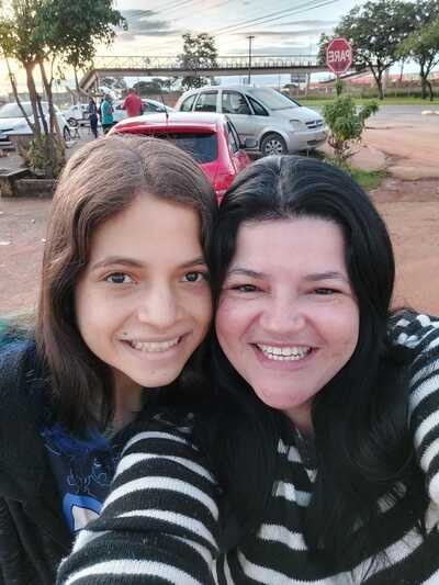 M&atilde;e e filho sorriem para foto