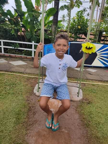 Filho mais velho de Rozalli sorri para foto