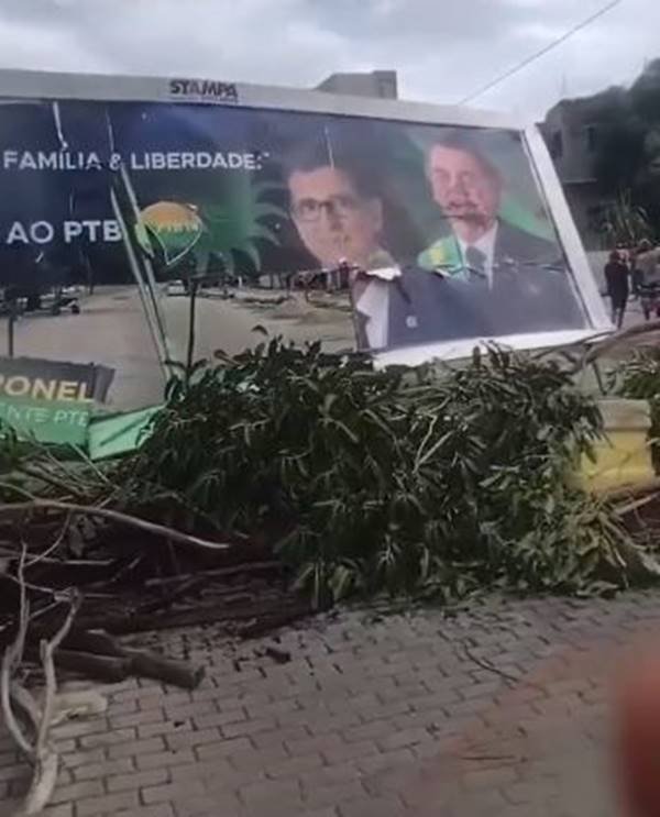 Imagem colorida de outdoor destruído