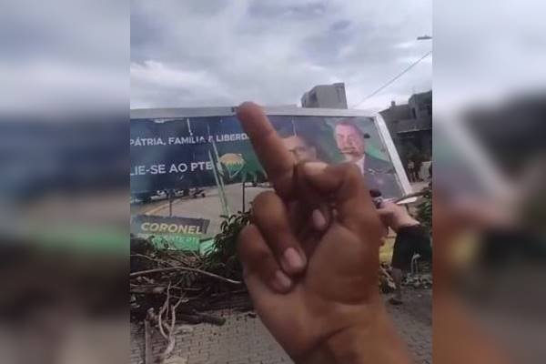 Imagem colorida de outdoor destruído