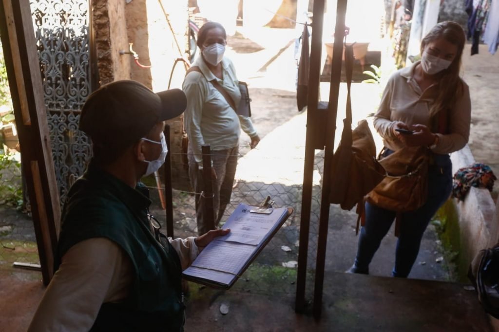 agentes sanitários em ação em goiânia. casos de dengue e chikungunya aumentam em goiás
