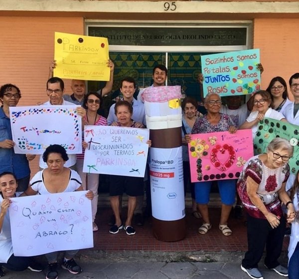 pessoas de várias idades seguram cartazes em manifestação pacífica