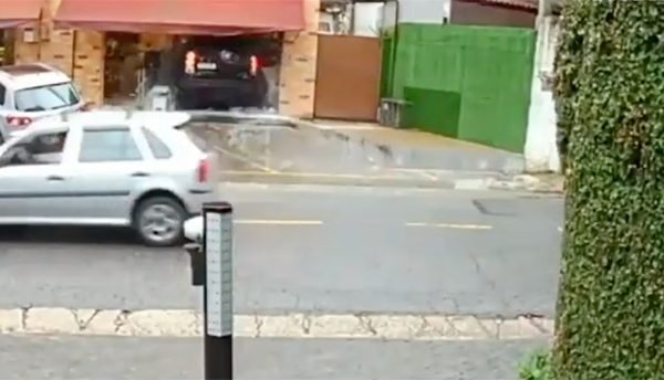 Carro invade padaria SP