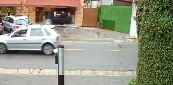 VÍDEO: motorista perde controle e invade padaria em SP ao