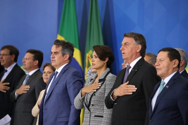 Bolsonaro em cerimônia no Planalto ao lado de sua eposa, o vice Hamiltom Mourão e o ministro da casa civil Ciro Nogueira - Metrópoles