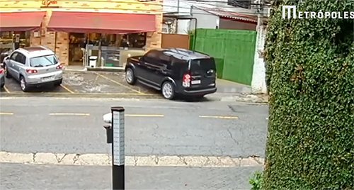 VÍDEO: motorista perde controle e invade padaria em SP ao