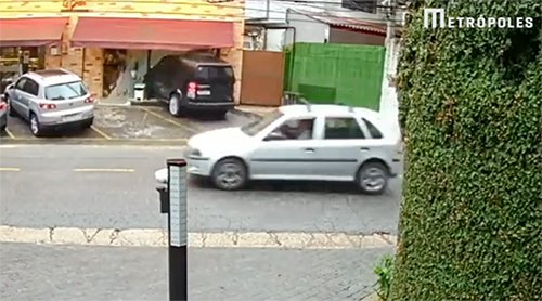 VÍDEO: motorista perde controle e invade padaria em SP ao