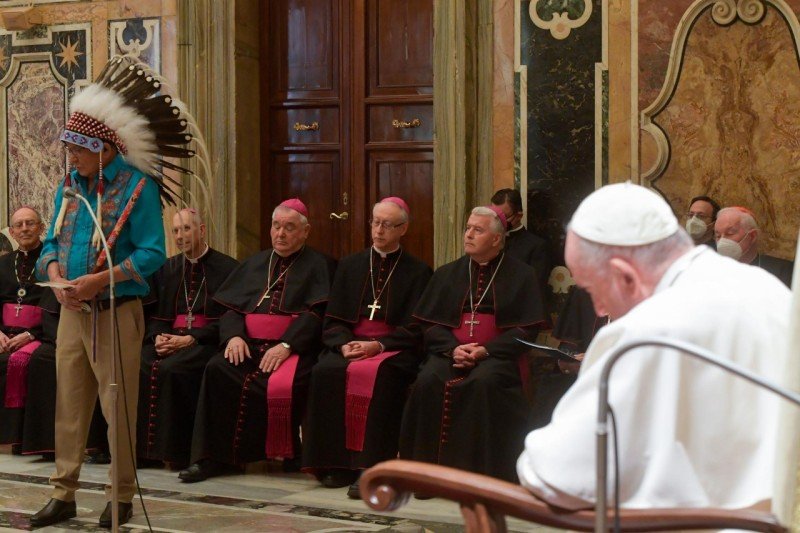 Papa Francisco durante audiência com povos indígenas canadenses