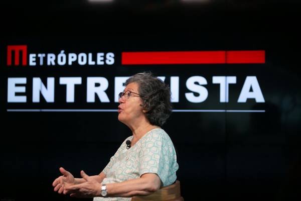 Fotografia de mulher com cabelo curto e óculos de grau