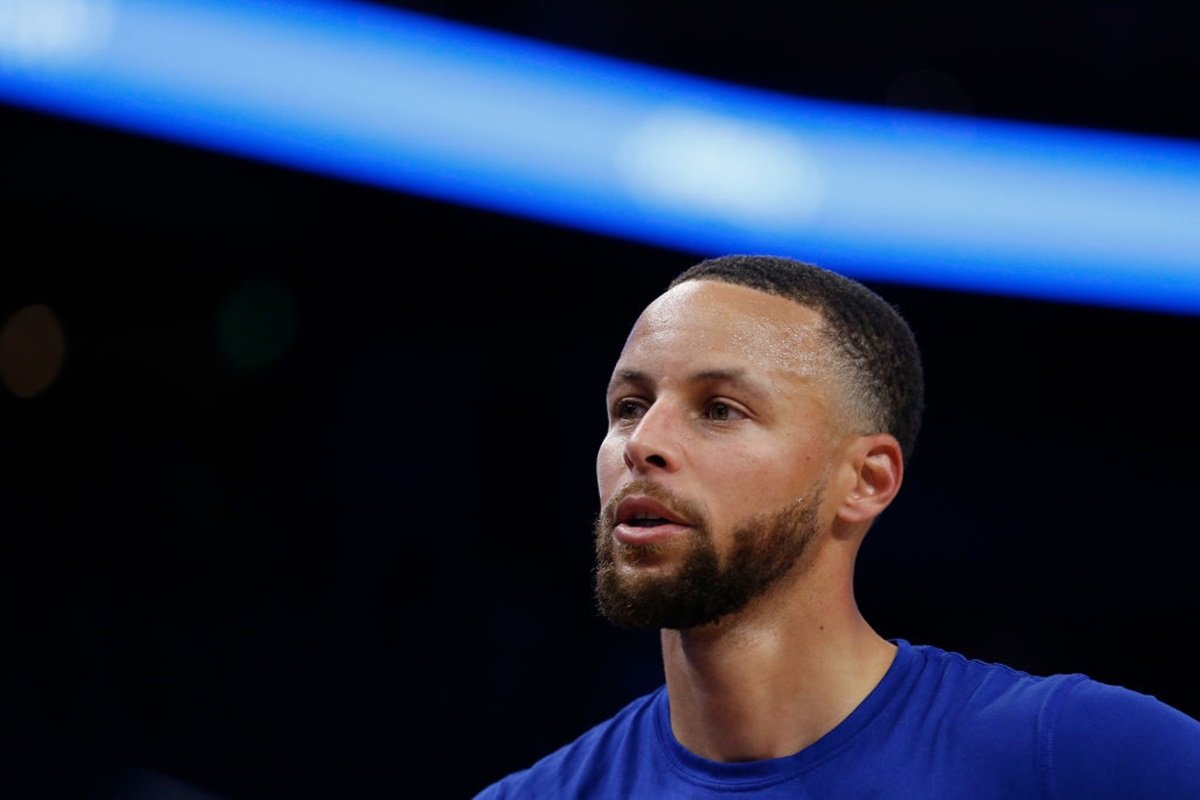 Stephen Curry tem lesão no ombro e deve ficar fora por algumas semanas