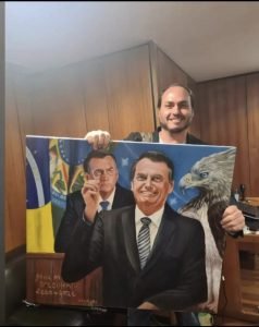 Carlos Bolsonaro com quadro em homenagem a Jair Bolsonaro transportado de FAB para o Planalto