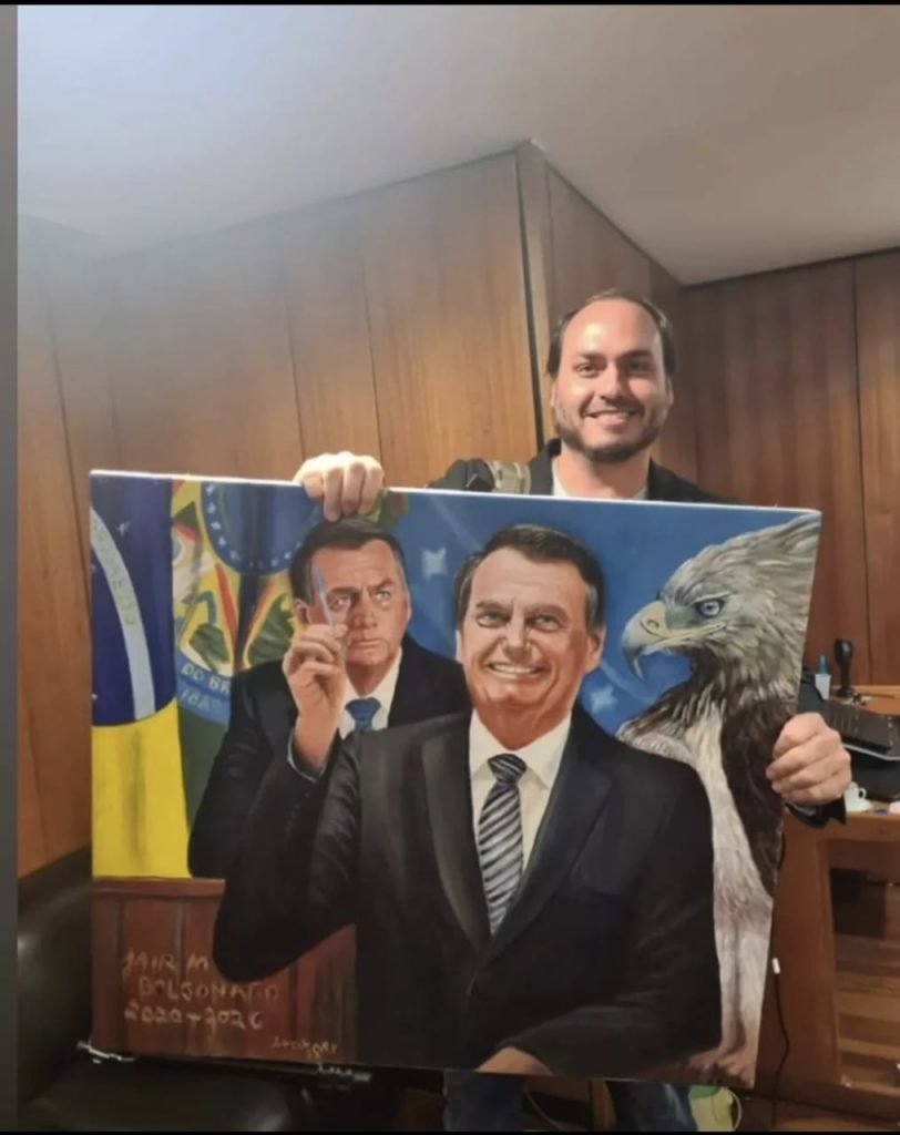 Carlos Bolsonaro com quadro em homenagem a Jair Bolsonaro transportado de FAB para o Planalto