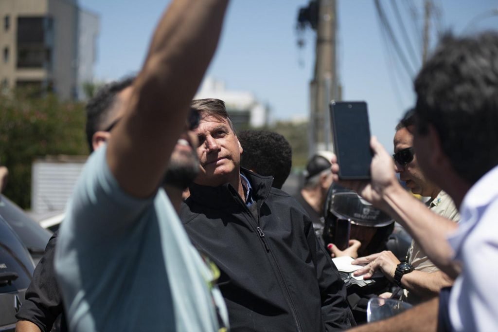 Presidente da Repu?blica, Jair Bolsonaro, passeio de moto e cumprimenta apoiadores no bairro Sudoeste em Brasi?lia