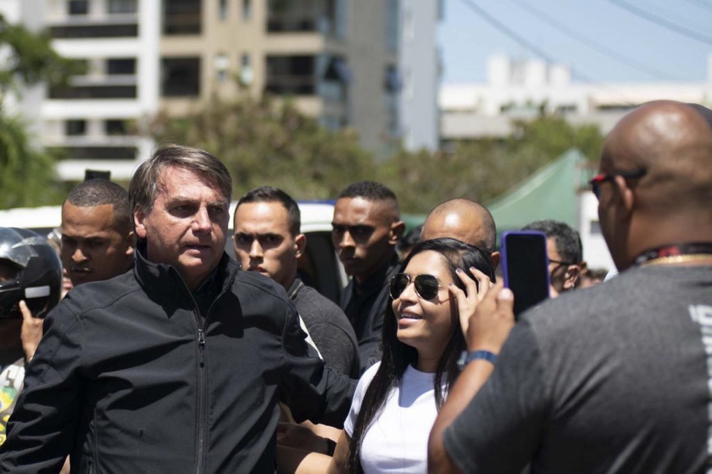 Presidente da República, Jair Bolsonaro, passeio de moto e cumprimenta apoiadores no bairro Sudoeste em Brasília