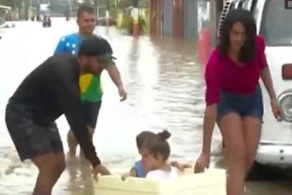 Família retira filhos de enchente em caixa de isopor em Belford Roxo