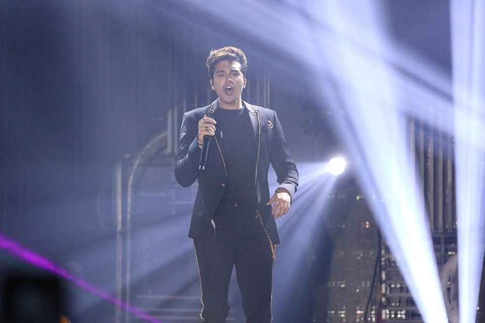 Foto colorida do show de Luan Santana no Espaço Hall, Rio de Janeiro. Na imagem, o sertanejo está cantando