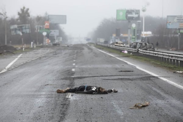 Um cadáver é visto na estrada entre Myla e Mriia, em 2 de abril de 2022, perto de Myla, região de Kiev, Ucrânia