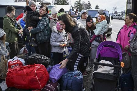 pessoas cruzam da Ucrânia para a Polônia na fronteira entre Shehyni e Medyka enquanto fogem da invasão russa em 3 de abril de 2022 em Shehyni, Ucrânia