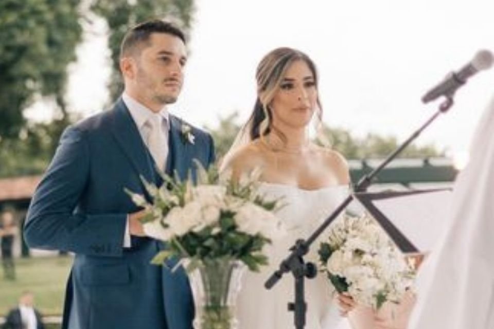 A foto colorida mostra Jonas Esticado e Bruna Hazin no altar