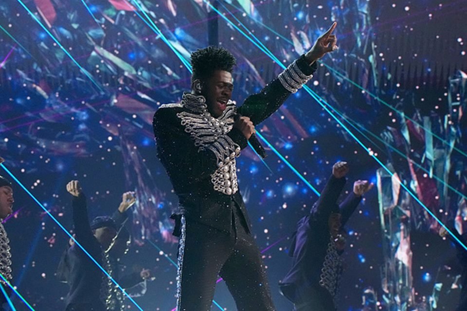 thumb-poster-3x2-89 Rapper Lil Nas X aparece com roupa branca em tapete vermelho do Grammys