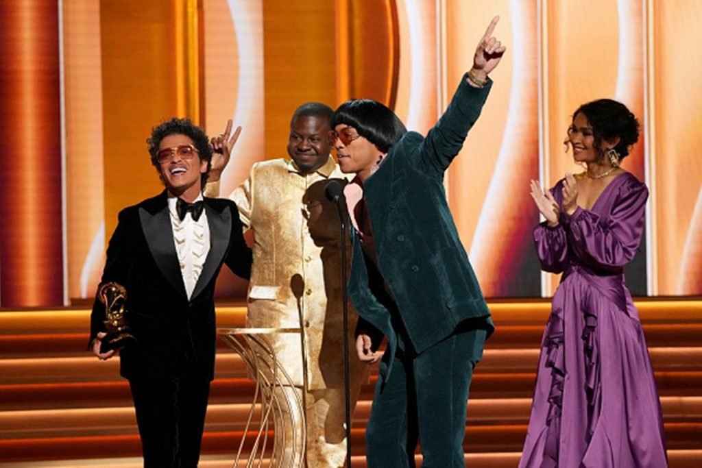 Bruno Mars, Dernst Emile II e Anderson Paak no grammy 2022