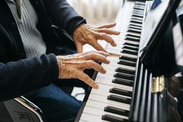 Idoso tocando piano