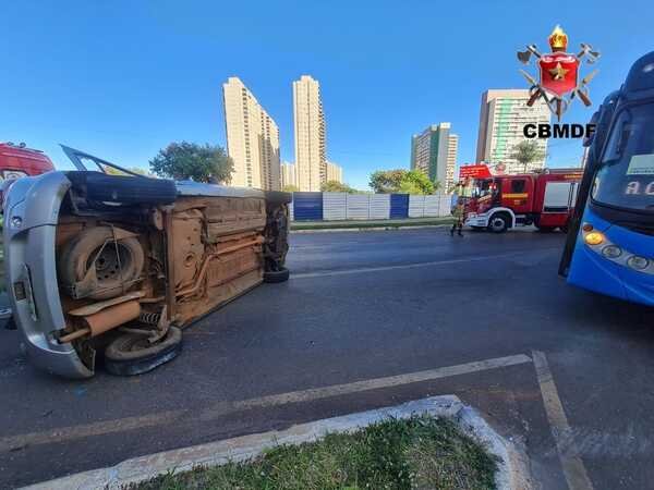 Acidente entre carro e ônibus em Águas Claras deixa uma pessoa ferida