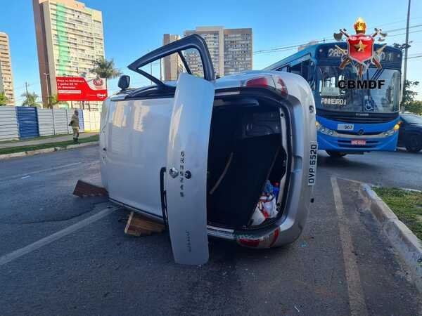 Acidente entre carro e ônibus em Águas Claras deixa uma pessoa ferida