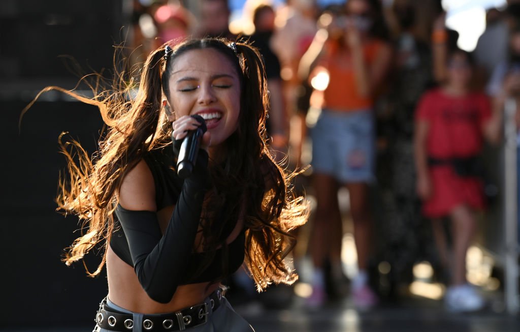 Olivia Rodrigo, cantora e atriz norte-americana. Ela tem longos cabelos escuros, pele clara e olhos levemente puxados - Metrópoles