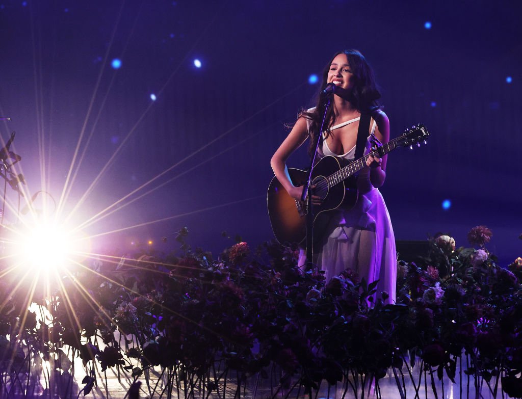 Olivia Rodrigo, cantora e atriz norte-americana. Ela tem longos cabelos escuros, pele clara e olhos levemente puxados - Metrópoles