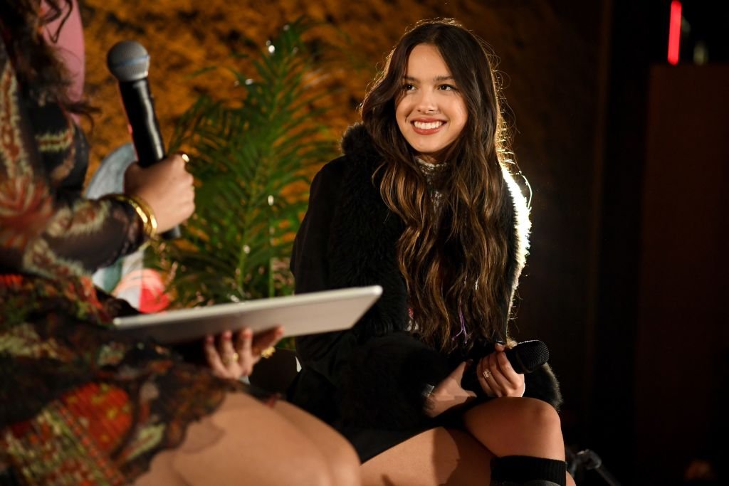 Olivia Rodrigo, cantora e atriz norte-americana. Ela tem longos cabelos escuros, pele clara e olhos levemente puxados - Metrópoles