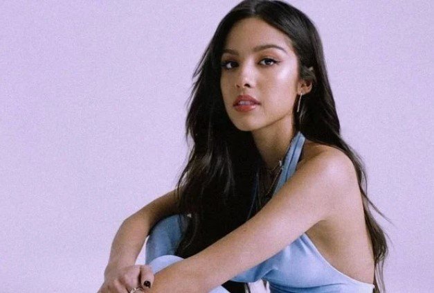 Olivia Rodrigo, cantora e atriz norte-americana. Ela tem longos cabelos escuros, pele clara e olhos levemente puxados - Metrópoles